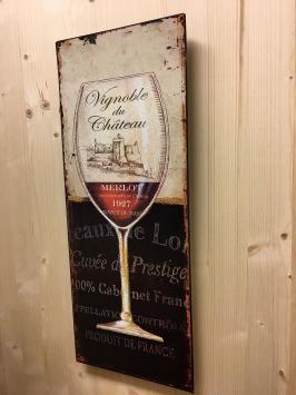 Metallschild mit schön bemaltem Weinglas und Text.